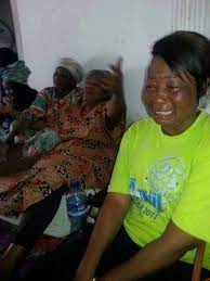 Alors que papa est encore un bébé, la famille s'installe à léopoldville, capitale du pays, alors colonie belge. Video La Famille De Papa Wemba Inconsolable Suite A L Annonce De Sa Mort