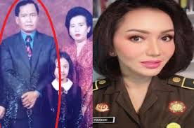 Jaksa penuntut umum (jpu) mendakwa pinangki dengan pasal berlapis. Suaminya Diam Diam Nikahi Jaksa Pinangki Istri Pertama Pensiunan Kajati Jawa Barat Pelet Apa Dia Pikiran Rakyat Com
