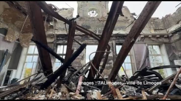 Gli interni del Municipio di Limoges, incendiato nelle proteste