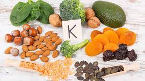 La vitamina k2 è presente nei prodotti di origine animale e nei cibi fermentati, principalmente si trova nel natto, nel petto di pollo, nella carne di maiale, nel formaggio e nelle uova. Vitamina K Quali Alimenti Mangiare Per Circolazione E Memoria
