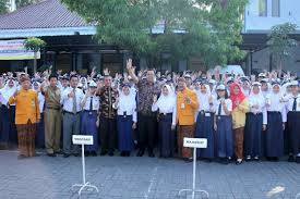 Smp negeri 2 sulang 2. Semarang Merdeka Com Hari Pertama Masuk Sekolah Hendi Antar Putranya Ke Sman 3 Semarang