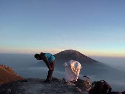 Hasil gambar untuk sholat berjamaah suami istri