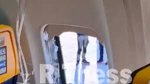 Un pasajero fue succionado “hasta los hombros” por la ventana del avión