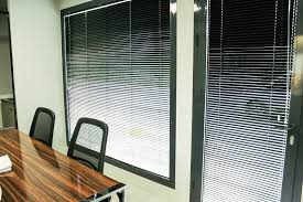 Cam balkonun en belirgin özelliği cam yüzeyin fazla olmasıdır. Maltepe Ofis Jaluzi Perde Calismasi Armoni