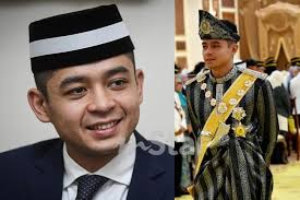 Suara perakam video ni macam almarhum tunku abdul jalil je ! Nak Jadi Isteri Tengku Hassanal Kena Pandai Makan Durian Gulai Tempoyak Kena Siap Baju Dari Kepala Sampai Kaki Tunku Azizah Viral Mstar