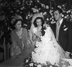 Chic Vintage Brides A Wedding Blog For Lovers Of All Things Vintage And Vintage Inspired Vintage Bride Chic Vintage Bride Wedding Dress Gallery