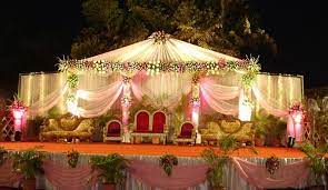 I Love Finding Different Types Of Wedding Stage Decorations And Wedding Mandap Decorations Here A Wedding Stage Decorations Wedding Stage Indian Wedding Stage