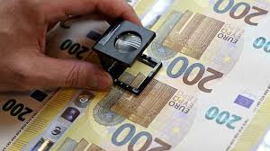The euro is the currency in andorra (ad, and), austria (at, aut), belgium (be, bel), estonia (ee, est), europe (eu, the european union), finland (fi, fin), france (fr, fra), germany (de, deu), greece (gr. 100 Und 200 Euroscheine So Unterscheiden Sich Die Neuen Scheine