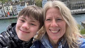 Syndrom Down: 'Fy mab wedi ei atal rhag naid elusennol'