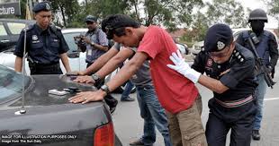 Ketua polis daerah kuching, asisten komisioner abang ahmad abang julai berkata, ketika pihak polis cuba menahannya, suspek lelaki yang berusia 22 tahun itu tidak mengendahkan arahan dan terus memecut melarikan diri. Bolehkah Pdrm Menjalankan Pemeriksaan Tubuh Ke Atas Anda Asklegal My