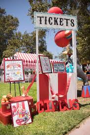 Whimsical Circus First Birthday Party Pretty My Party Party Ideas Carnival Birthday Party Theme Circus First Birthday Circus Theme Party
