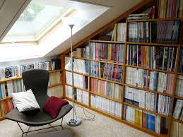 Un placard sous pente est une solution pour gagner en espace de rangement dans votre. Bibliotheque Sous Pente Sur Mesure En Chene