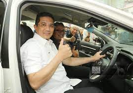 Projek yang seharusnya siap pada 2026 itu pertama kali ditangguhkan empat bulan selepas barisan nasional (bn) ditumbangkan pada 2018, kerana difahamkan penangguhan projek itu selama dua tahun menyebabkan malaysia perlu membayar rm45 juta sebagai pampasan kepada singapura. Projek Kereta Nasional Ketiga Diteruskan