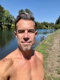 Landsnorkeling in Eugene, OR Our guitar tech, @techatomicus has been  joining Sitting On Stacy for a tune each night. Photo 12 & 13 by @ellenwaard