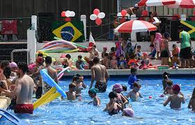 Su principal función es proporcionar diversión y entretenimiento. Fiesta Del Agua En La Colonia