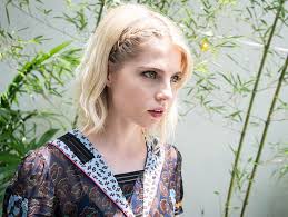 The older i get the more freckles i seem to get. Hd Wallpaper Lucy Boynton Women Actress Blonde Green Eyes Short Hair Wallpaper Flare