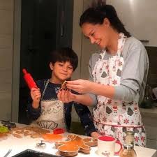 Yay formunda ince bir kaş yapısına sahip olan şallı'ının şimdiki hali ise görenleri şaşırtıyor. Ebru Salli Dan Ilk Payulasim Oglu Pars In Vefati Sonrasi Konustu Magazin Haberleri