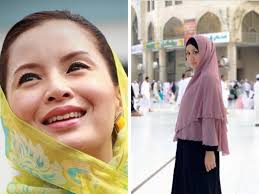 Beliau yang banyak membintangi dalam filem dan drama mula berlakon sejak berumur 19 tahun. 7 Selebriti Malaysia Yang Berhijrah Kepada Agama Islam Remaja