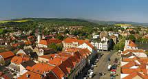 Domažlice ( ˈdomaʒlɪtsɛipa, německy taus, latinsky tusta) je město v plzeňském kraji a tradiční centrum chodska, 47 km jihozápadně od plzně a 10 km od německých hranic na řece zubřina. Domazlice Markt Tschechien 35 Tipps Zu Domazlice Markt Bei Czech Tourist