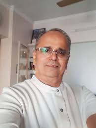 A beautiful photo of those of us sharing space at Diving into Life with  Gayan Macher. What a lovely, supportive bunch, and what an excellent group  of smiles!