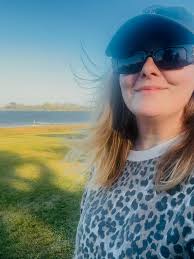 Parents et amis,es du Saguenay, j'ai hâte de vous entendre chanter avec moi  le 6 décembre prochain à la @brasserie_portalfred. 💃🏼🎉