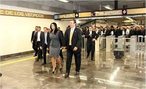 Un paso elevado de una línea del metro cede y toda la estructura se desploma sobre una avenida del sureste de la ciudad provocando al menos 23 muertos y 77 méxico: D8ereh Bwughcm