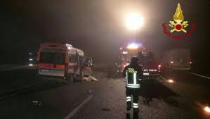 Attorno alle 15.30 due veicoli che circolavano in direzione nord a sano vittore (gr), poco dopo l'imbocco dell'a13 per san. Ferrara Due Morti Sulla A13 A Reggio Incidente Tir Ambulanza Feriti Quattro Sanitari La Repubblica
