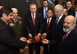 Halepçe katliamını dünyaya duyuran gazeteciler için anıt yapılacağı ve felaketin akıllara kazınan fotoğrafını çeken ramazan öztürk'ün heykelinin dikileceği bildirildi. Ethem Sancak Bmc Ye Cayci Yi Bile Ortak Yapmis