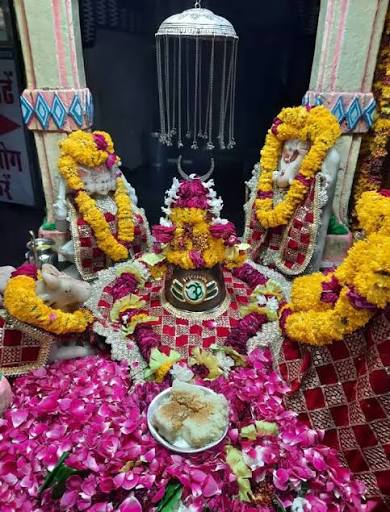 ଏହି ମନ୍ଦିରରେ ୩୦୦ ବର୍ଷ ଧରି ଜଳୁଛି ଅଖଣ୍ଡ ଦୀପ, ଦିନକୁ ୩ ଥର ହୋଇଥାଏ ଶିବଲିଙ୍ଗର ରଙ୍ଗ ପରିବର୍ତ୍ତନ