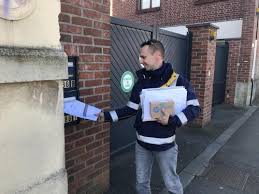 Les jeunes savent que ce qui s'est passé n'est pas très rigolo. La Poste Diminue Les Distributions Mais Les Facteurs Continuent Leur Mission