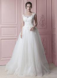 Gerardina spose dal 2003 ha iniziato a dedicarsi anche alla linea sposo creando, in un'altra sede, uno dei pochi atelier di abiti da sposo a roma. Abito Da Sposa Classico Con Corpetto In Pizzo E Gonna In Tulle