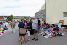 Contact le vide grenier 2018 on messenger. Beau Temps Pour Les Chineurs Aude Narbonne La Palme Le Petit Journal
