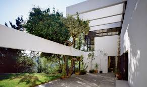 Brazilian practice bernardes arquitetura has taken advantage of the pristine location and designed a house that marvels in its architectural and landscaping scope. Vs Neutra
