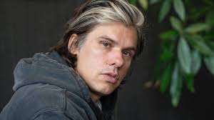 Succès, paternité, double maléfique… Orelsan joue la carte de  l'introspection sur « La Fuite en avant »