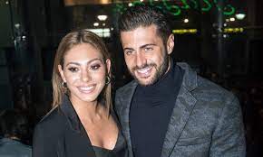 Η ευρυδίκη βαλαβάνη παίκτρια του survivor με την ομάδα των διάσημων. Eyrydikh Balabanh Sthn Arxh Den Moy Arese Ka8oloy O Kwnstantinos Iciao