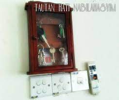 Dijuluki sebagai kota anging mamiri memiliki beragam destinasi wisata andalan lagi hits dikunjungi selain pantai losari. Tautan Hati Nabilahasyim D I Y Rumah Kunci Dari Jam Frame Gambar