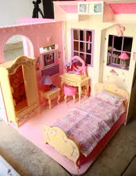 Collections Toystore Jolie Maison Pliante 1996 Barbie Camille Tisserand Blog Home In 2020 Barbie Sets Barbie Furniture Barbie Doll House