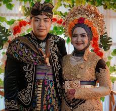 Kita bisa melihat itu semua dari banyaknya lagu daerah, rumah adat, baju adat, upacara adat, tarian tradisional, alat musik tradisional dan lainnya. Adat Lombok Mengenal Busana Adat Suku Sasak Wisata Lombok