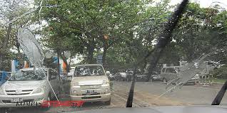 Working windshield wipers and a supply of wiper fluid can mean the difference between clear visibility and a potential accident. Alasan Utama Mobil Harus Gunakan Cairan Khusus Wiper