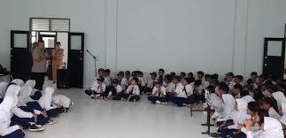 Perum green lake rt.04 rw.01 kelurahan gondrong kecamatan cipondoh kota tangerang. Kapolsek Cisauk Beri Penyuluhan Di Smpn 8 Kota Tangsel Polres Tangerang Selatan
