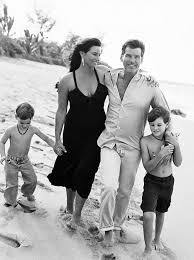 Ein gutaussehender, charmanter und charismatischer mann könnte ein frauenschwarm werden und ganz hollywood erobern. Pierce Brosnan Und Frau Feiern 25 Jahre Das Sind Die Bilder Ihrer Liebe