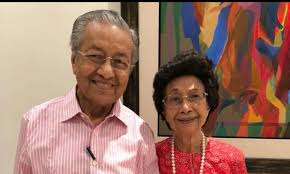 Pagi ini 23 jun 2011, ds najib & anak beliau yg petah berbicara dlm bahasa cina di temuramah melalui stesen radio berbahasa cina one fm. Anak Najib Ajak Mahathir Ikut Cara Tun Razak