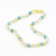 Grâce à nos colliers en ambre, soulagez les douleurs liées aux poussées dentaires de vos petits bouts. Collier Ambre Bebe Citron Agate Blanche Et Aigue Marine 123ambre