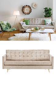 Auch ein fellteppich, jutekorb oder eine glaslampe können die. Tolle Kombi Samt Sofa Beige Mit Grunen Accessoires Und Traditionellem Federschmuck An Den Wanden Green Chic Sho Sofa Beige Wohnzimmer Inspiration Haus Deko