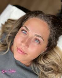 Aujourd'hui nous avons choisi la technique du Microblading Phibrows pour  embellir les sourcils de cette beauté 💕 Vous aimez le résultat ??? 💕  Tenue 1 à 2 ans en moyenne 💕 Durée