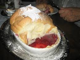 Köstliche gerichte vom weidelamm oder vom almochsen sind ebenso vertreten wie wildspezialitäten. Salzburger Nockerln Bild Von Gasthaus Zwettlers Salzburg Tripadvisor