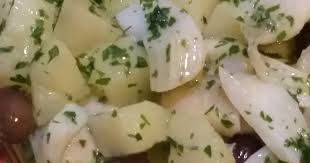 Lo stoccafisso all'insalata è un secondo piatto abbastanza delicato e leggero non solo per lo stomaco, ma anche per il portafogli. L Insalata Di Stoccafisso E Uno Di Quei Piatti Che Nascono Dall Esigenza Di Riciclare Del Pesce Avanzato Da Altre Preparazioni Ma Che Insalate Ricette Pesce