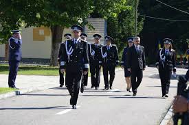 Poate nu am postat unde trebuia,dar va rog sa ma indrumati,dupa parerea voastra care ar fi mai convenabila? Seful Politiei Romane A Participat La Ceremonia De Absolvire La Scoala De Agenti De La Campina Foto Ziarul De Ploiesti Stiri Prahova