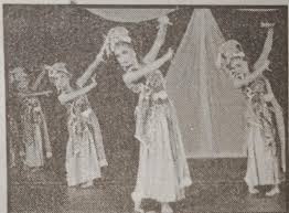 Tarian berikut ini yang menggunakan pola lantai diagonal adalah. Perhatikan Tari Tradisional Brikut Pola Lantai Yg Di Gunakan Adalah A Pola Lantai Vertikal B Brainly Co Id