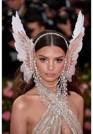 Mane Addicts 9 Best Emily Ratajkowski Hair Moments Mane Addicts Emilyratajkowski Emrata Metgala Met Gala Looks Met Gala Emily Ratajkowski